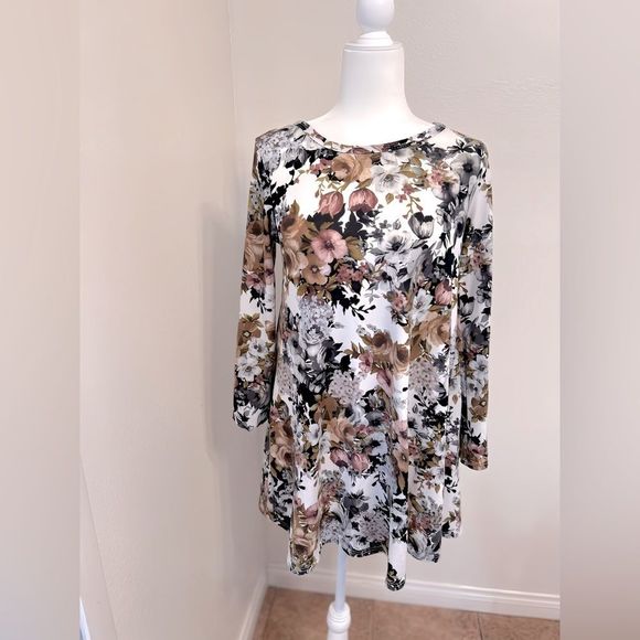 Pinc Dresses & Skirts - PINC long sleeve midi a-line dress. Size S. Pretty floral pattern
